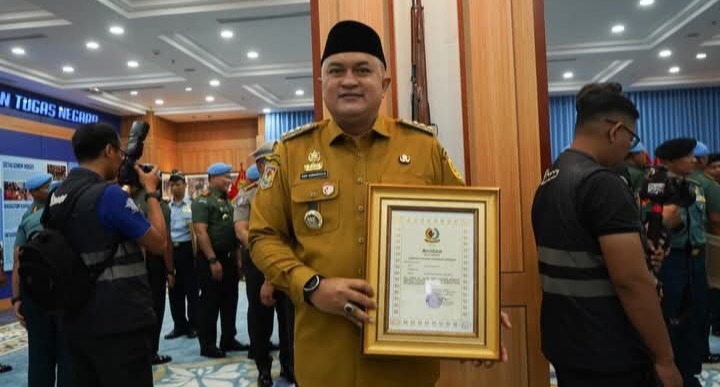 Bupati Bogor Rudy Susmanto Terima Penghargaan Brevet Kehormatan Paspampres “Setia Waspada” Dari Paspampres RI 
