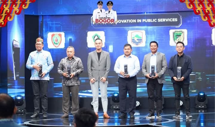 Rudy Susmanto Terima Penghargaan Digital Innovation Award Lewat “Lapor Pak Bupati”   